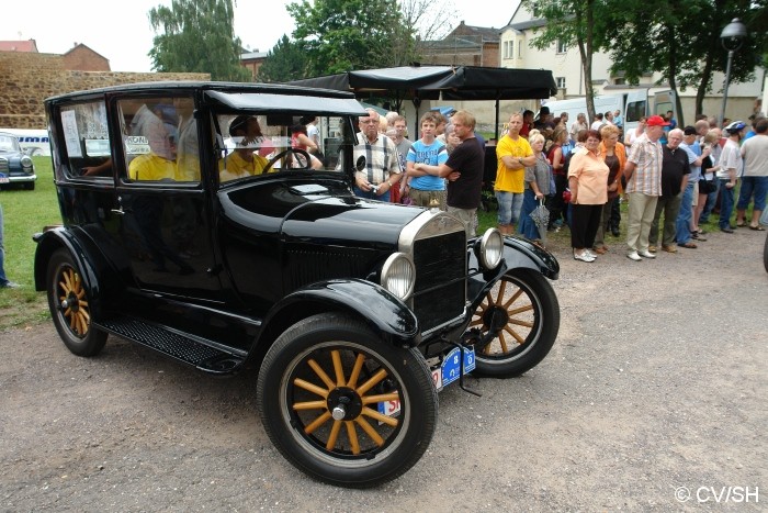 Bild: Eintreffen & Ausstellung der Oldtimer auf dem Zörbiger Schloßparkplatz am 07.07.2012.