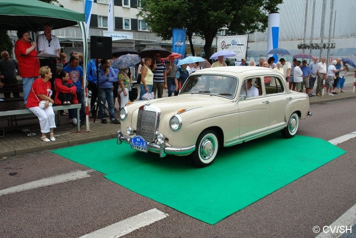 Anlässlich des Sachsen-Anhalt-Tages in Dessau-Roßlau, fuhren die Oldtimer durch die gesperrte Innenstadt von Dessau. An einer Bühne wurden die Fahrzeuge dem interessierten Publikum vorgestellt, ehe es weiter in Richtung Zschornewitz ging. Bild: Anlässlich des Sachsen-Anhalt-Tages in Dessau-Roßlau, fuhren die Oldtimer durch die gesperrte Innenstadt von Dessau. An einer Bühne wurden die Fahrzeuge dem interessierten Publikum vorgestellt, ehe es weiter in Richtung Zschornewitz ging.