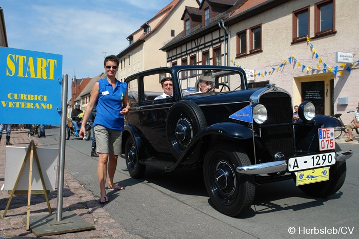 Bild: Am Startpunkt am Zörbiger Marktplatz wurde das jeweilige Fahrzeuge mit dem Besitzer kurz vorgestellt. Der Start war zugleich Kontrollstelle für die Teilnehmer.