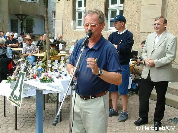 Bild: Die Sieger aber auch die Pechvögel stehen fest: Hans-Peter Lohmann und Bürgermeister Rolf Sonnenberger gratulieren die Sieger oder trösten die Pechvögel des Wochenendes mit Preisen und Pokalen.