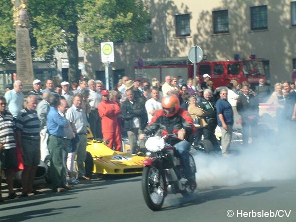 Bild: Am Sonntag-Vormittag hieß es in der Zörbiger Innenstadt: Start frei für Rennautos und Motorräder auf dem Stadtparkring.