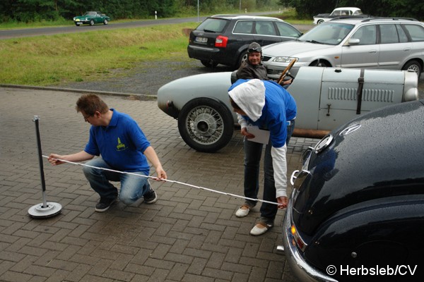 Bild: Kurz vor der Saaleüberquerung in Wettin, richtete das Curbici-Team eine Durchfahrtskontrolle ein. Hier musste ein exakt vorgegebener Abstand durch Rückwärtsfahren eingehalten werden.