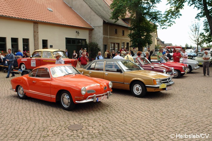 Bild: Fahrzeugausstellung auf dem Rittergut in Mößlitz, nach den absolvierten Sonderprüfungen in Zörbig. Für die Teilnehmer gab es einen Cheuffersbrunch.