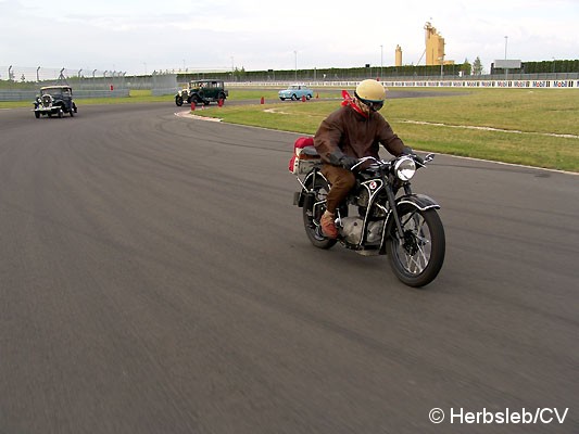 Bild: Wo sonst nur Porschefahrzeuge ihre Runden drehen dürfen, gestattete der Fahrzeughersteller für 1 Stunde die Nutzung der Renn-& Teststrecke. Die Curbici-Teilnehmer hatten bei diesem einmaligen Erlebnis viel Freude.