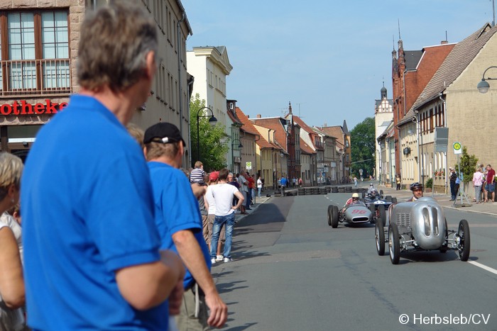 Bild: Antik-/Rennfahrzeuge auf dem gesperrten Innenstadtring in Zörbig.