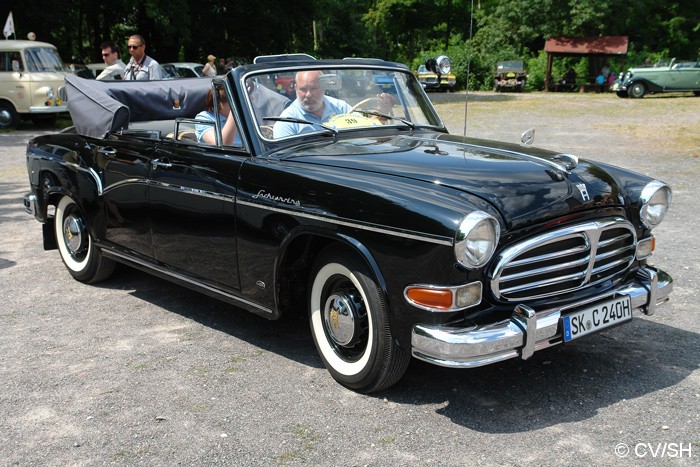 Bild: Start der Samstagsausfahrt am Zörbiger Schloss. Ausflusziel der 16. Curbici-Oldtimerrallye war Gröbzig.