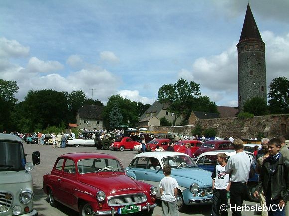 Bild: Auftakt zur 6. Curbici Veterano: Auf dem Zörbiger Schloßgelände treffen sich die Teilnehmer und stellen ihre schmuck hergerichteten Oldtimerfahrzeuge aus.