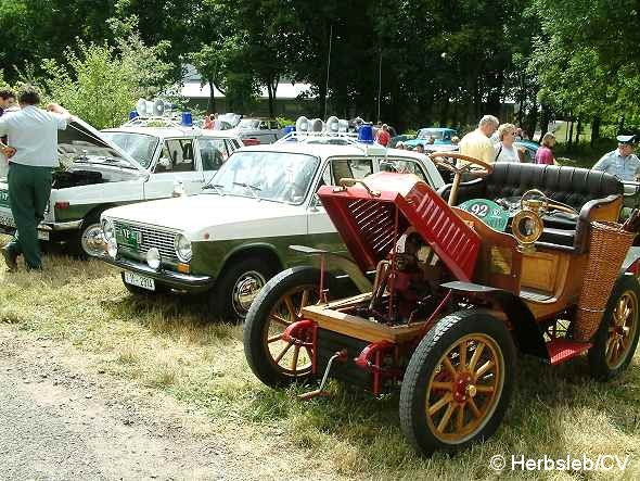 Bild: Auftakt zur 6. Curbici Veterano: Auf dem Zörbiger Schloßgelände treffen sich die Teilnehmer und stellen ihre schmuck hergerichteten Oldtimerfahrzeuge aus.