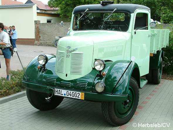 Bild: Auftakt zur 6. Curbici Veterano: Auf dem Zörbiger Schloßgelände treffen sich die Teilnehmer und stellen ihre schmuck hergerichteten Oldtimerfahrzeuge aus.