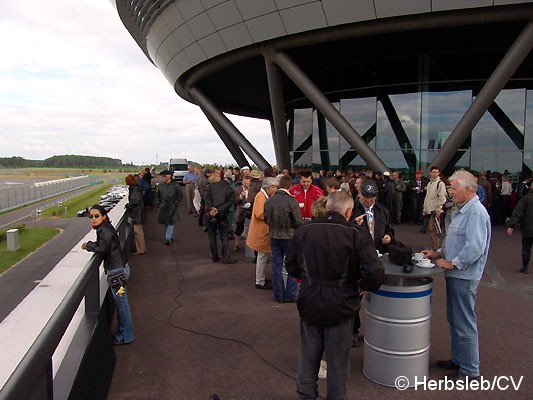 Bild: Ziel und Wendepunkt der Samstags-Ausfahrt war das Porschewerk in Leipzig. Bevor die Oldtimergäste auf derPorschestrecke ihre Runden drehen konnte, gab es Kaffee & Kuchen.