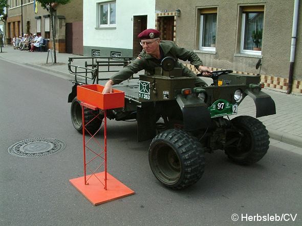 Bild: Nach einer Fahrzeugvorstellung vor dem Rathaus in Zörbig durch Hans-Peter Lohmann, mussten die Oldtimerfreunde einige Sonderprüfungen im Bereich des Stadtringes ablegen.