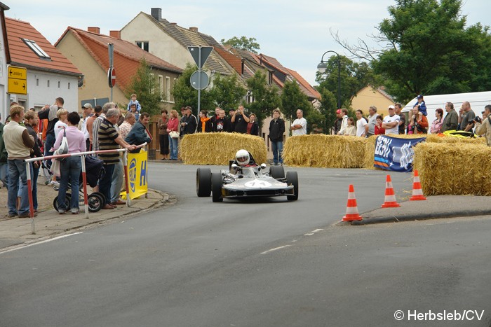 Bild: Rallyefahrten mit historischen Pkws und Motorrädern am Sonntag. Die Fahrten führten durch den abgesperrten Altstadtring Zörbigs.