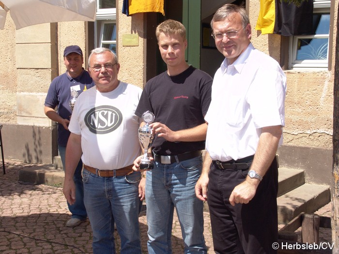 Bild: Siegerehrung auf Gut Mößlitz nach Fahrzeugklassen. Außerdem wurde das schönste Motorrad und Auto prämiert.
Auch der Pechvogel des Tages erhielt ein Schrauber-Pokal.