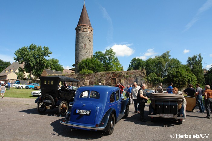 Bild: Eintreffen der Teilnehmer mit großer Fahrzeugschau für Besucher auf dem Schloßparkplatz am Samstag-Vormittag.