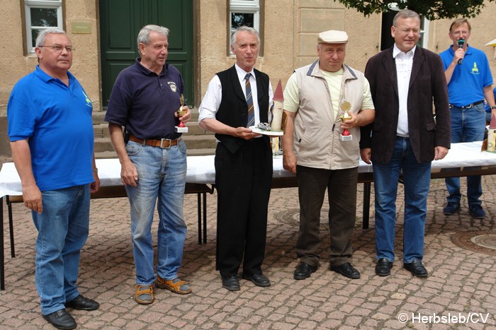 Bild: Die Siegerehrung nach Fahrzeugklassen erfolgte durch Stadtbürgermeister Rolf Sonnenberger und Peter Mannitz.