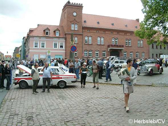 Bild: Nach einer Fahrzeugvorstellung vor dem Rathaus in Zörbig durch Hans-Peter Lohmann, mussten die Oldtimerfreunde einige Sonderprüfungen im Bereich des Stadtringes ablegen.