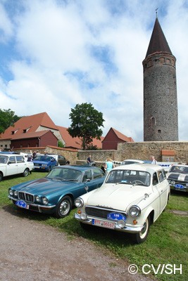 Bild: Eintreffen & Ausstellung der Oldtimer auf dem Zörbiger Schloßparkplatz.
