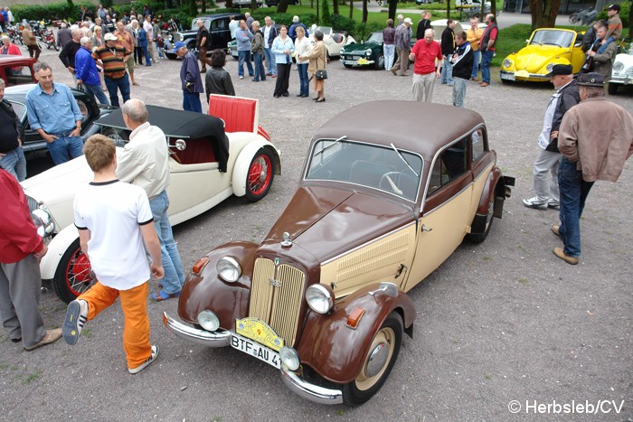 Bild: Eintreffen & Ausstellung der Oldtimer auf dem Zörbiger Schloßgelände.