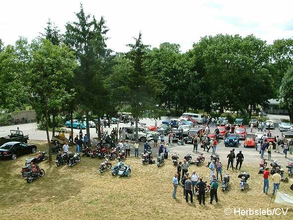 Bild: Auftakt zur 6. Curbici Veterano: Auf dem Zörbiger Schloßgelände treffen sich die Teilnehmer und stellen ihre schmuck hergerichteten Oldtimerfahrzeuge aus.