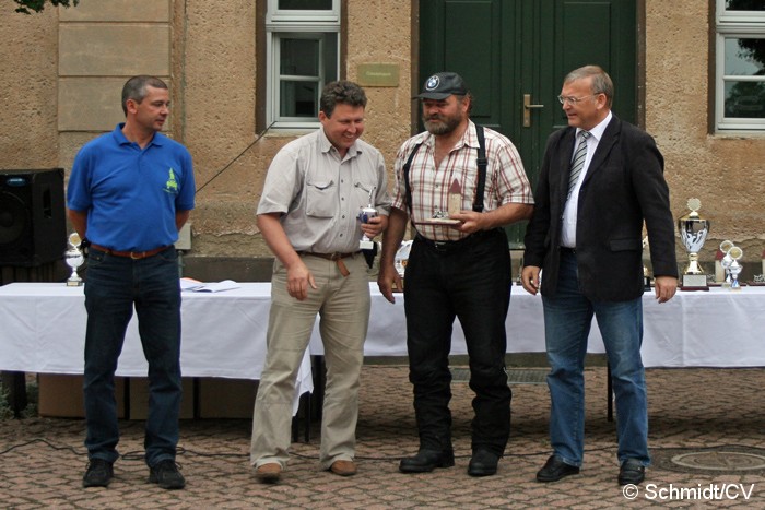 Bild: Die Siegerehrung nahmen Ralf Zschoche und Bürgermeister Rolf Sonnenberger vor und bedankten sich bei allen Gästen, Besuchern und Mitwirkenden der 11. Curbici Veterano.