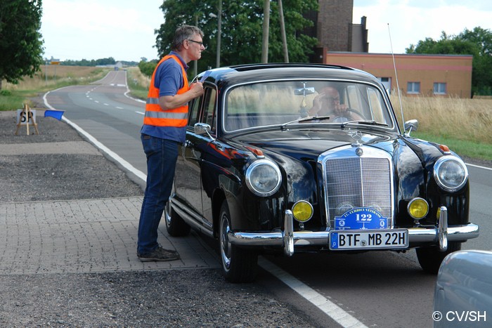 Aus Merseburg kommend, treffen die Fahrzeuge am Ziel in Zörbig ein. Unterwegs mussten noch einige Baumaffen gefunden werden. Mit der Kartenabgabe endete der erste Fahrtag. Am Abend trafen sich die Oldtimerfreunde zu Benzingesprächen auf dem Zörbiger Schloss. Bild: Aus Merseburg kommend, treffen die Fahrzeuge am Ziel in Zörbig ein. Unterwegs mussten noch einige Baumaffen gefunden werden. Mit der Kartenabgabe endete der erste Fahrtag. Am Abend trafen sich die Oldtimerfreunde zu Benzingesprächen auf dem Zörbiger Schloss.