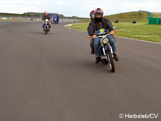 Bild: Wo sonst nur Porschefahrzeuge ihre Runden drehen dürfen, gestattete der Fahrzeughersteller für 1 Stunde die Nutzung der Renn-& Teststrecke. Die Curbici-Teilnehmer hatten bei diesem einmaligen Erlebnis viel Freude.