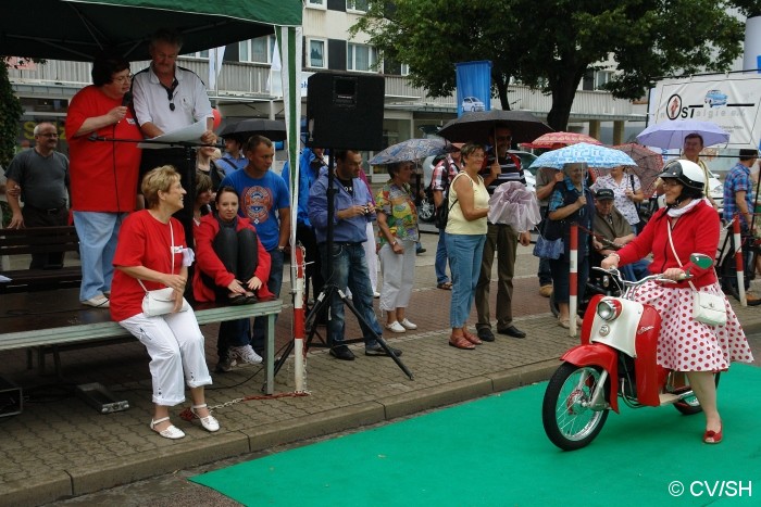 Bild: Anlässlich des Sachsen-Anhalt-Tages in Dessau-Roßlau, fuhren die Oldtimer durch die gesperrte Innenstadt von Dessau. An einer Bühne wurden die Fahrzeuge dem interessierten Publikum vorgestellt, ehe es weiter in Richtung Zschornewitz ging.