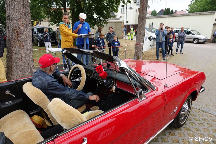 Bild: Start zur Ausfahrt in Richtung Dessau: Im 45 Sekunden-Takt verließen die Teilnehmer den Schloßplatz. Zeil war das DDR-Museum in Dessau.