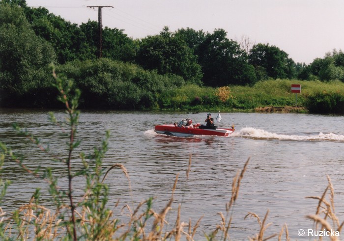 Bild: Amphibienfahrzeug in der Saale am Wendepunkt der Ausfahrt in Wettin.