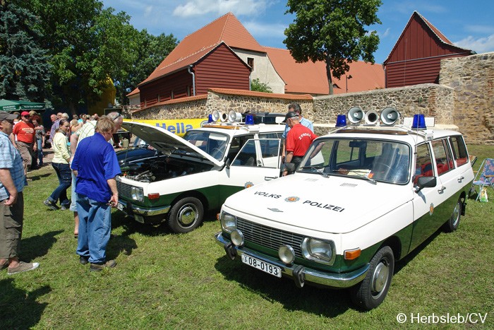 Bild: Eintreffen & Ausstellung der Oldtimer auf dem Zörbiger Schloßgelände am 09.07.2011.