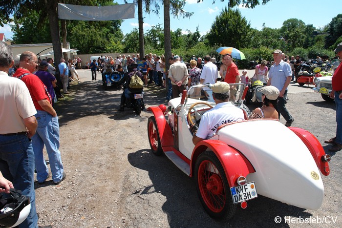 Bild: Nach dem Mittagessen und einer Fahrerbesprechung starteten die Fahrzeug zum Etappenziel nach Dessau (Technikmuseum Hugo-Junkers).