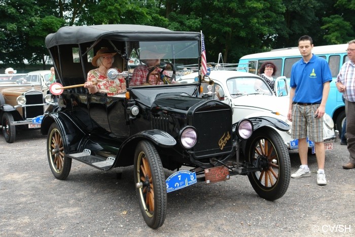 Bild: Eintreffen & Ausstellung der Oldtimer auf dem Zörbiger Schloßparkplatz am 07.07.2012.