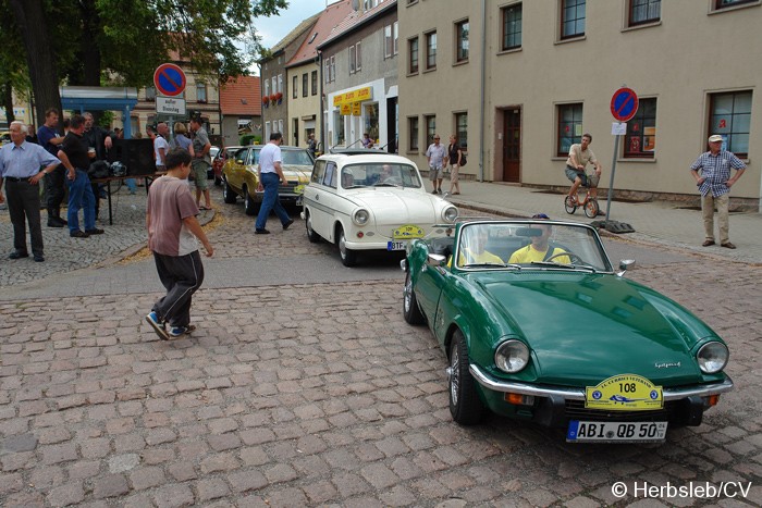 Bild: Am Startpunkt am Zörbiger Marktplatz wurde das jeweilige Fahrzeuge mit dem Besitzer kurz vorgestellt. Der Start war zugleich Kontrollstelle für die Teilnehmer.