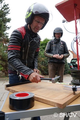 Bild: Sonderprüfung Erbsenschlagmaschine: Die durch ein Schlauch rollende Erbse musste auf dem Schlagbrett mit dem Hammer getroffen werden.