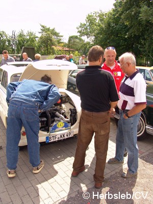 Bild: Eintreffen & Ausstellung der Oldtimer am Samstag-Vormittag auf dem Zörbiger Schloßgelände. Bis zum Start zur Ausfahrt nach Leipzig, konnten Oldtimerfans ihre Fahrzeuge zur Schau stellen.