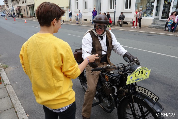 Erste Sonderprüfung in Zörbig: Das Spurbrett musste mit der rechten Fahrzeugachse getroffen und das Hupenbrett gezielt angefahren werden. Bild: Erste Sonderprüfung in Zörbig: Das Spurbrett musste mit der rechten Fahrzeugachse getroffen und das Hupenbrett gezielt angefahren werden.