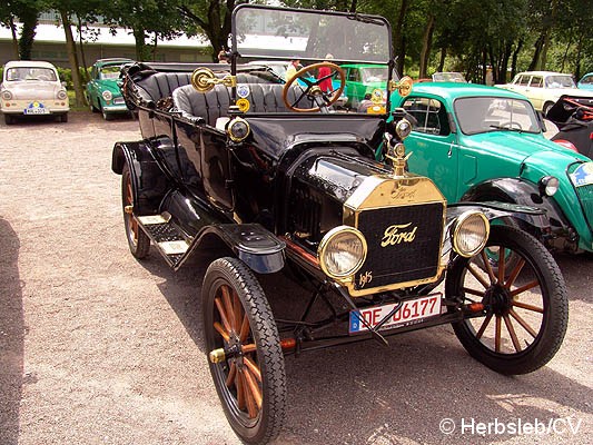 Bild: Eintreffen & Ausstellung der Oldtimer am Samstag-Vormittag auf dem Zörbiger Schloßgelände. Bis zum Start zur Ausfahrt nach Leipzig, konnten Oldtimerfans ihre Fahrzeuge zur Schau stellen.