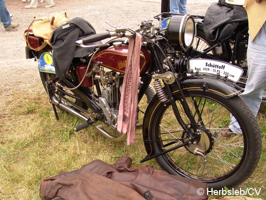 Bild: Eintreffen & Ausstellung der Oldtimer am Samstag-Vormittag auf dem Zörbiger Schloßgelände. Bis zum Start zur Ausfahrt nach Leipzig, konnten Oldtimerfans ihre Fahrzeuge zur Schau stellen.