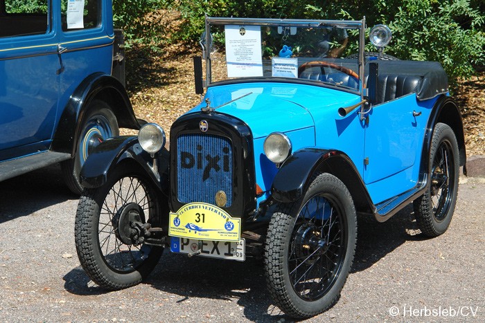 Bild: Eintreffen & Ausstellung der Oldtimer auf dem Zörbiger Schloßgelände am 09.07.2011.