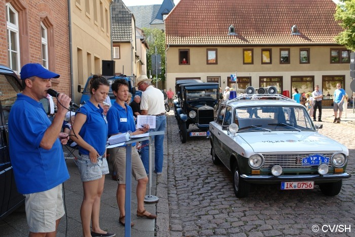 Bild: Start der Tagesausfahrt mit Zielpunkt Mößlitz. Die Fahrt begann am Zörbiger Rathaus mit einer Fahrzeugvorstellung.