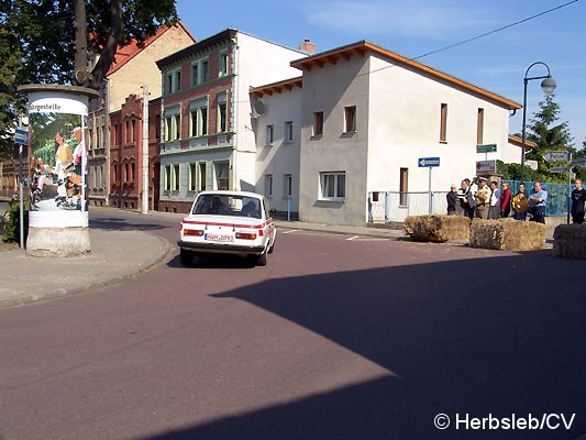 Bild: Am Sonntag-Vormittag wurde die Zörbiger Innenstadt für den öffentlichen Straßenverkehr gesperrt. Hunderte Zuschauer an den Straßenzügen Zörbigs konnten historische Rennfahrzeuge mit ihren Fahrern bewundern.