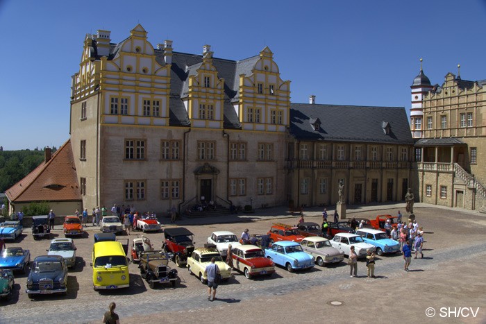 Bild: Eintreffen der Fahrzeuge auf dem Innenhof des Bernburger Schloßes.