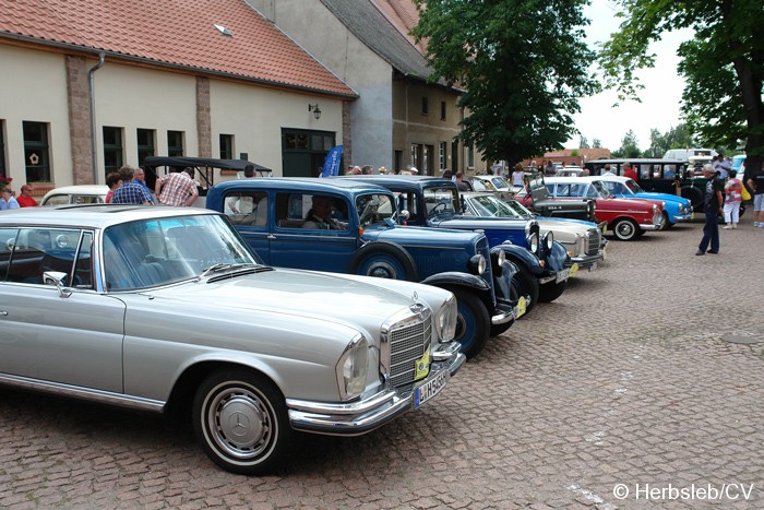 Bild: Nach der Ankunft auf dem Rittergut Mößlitz: Hier konnten sich die Teilnehmer mit einem Mittagsbrunch stärken. Oldtimerfans konnten die ausgestellten Fahrzeuge noch einmal von nahem bestaunen.