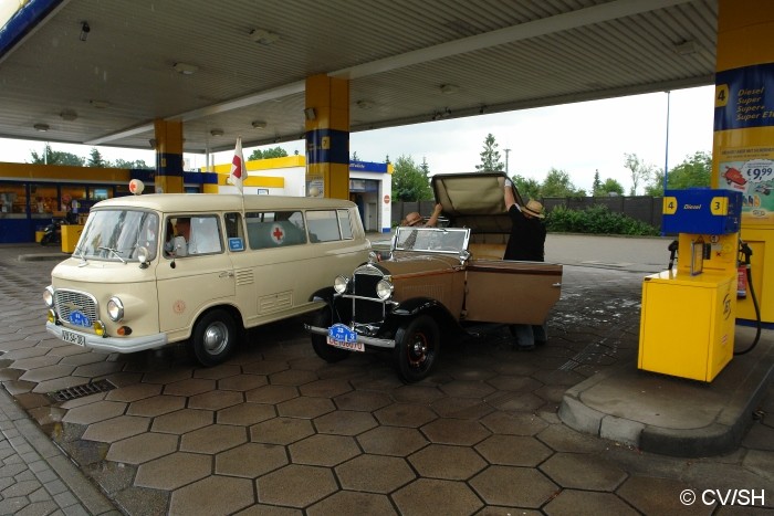 Bild: Wegen eines Regenschauers, mussten die Oldtimer-Freunde in Dessau eine Tankstelle ansteuern, um das Fahrzeugverdeck zu schließen oder auch die Motorradkleidung zu wechseln.