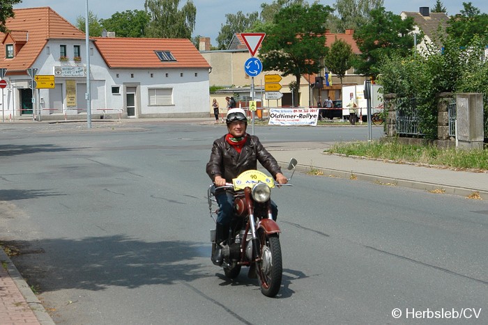 Bild: Nach erfolgtem Start, fuhren die Teilnehmer nach speziell ausgeschilderter Strecke, sodass sie die Kontrollpunkte bei aufmerksamer Fahrweise nicht verfehlen konnten.