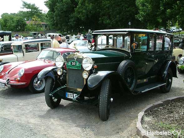 Bild: Auftakt zur 6. Curbici Veterano: Auf dem Zörbiger Schloßgelände treffen sich die Teilnehmer und stellen ihre schmuck hergerichteten Oldtimerfahrzeuge aus.