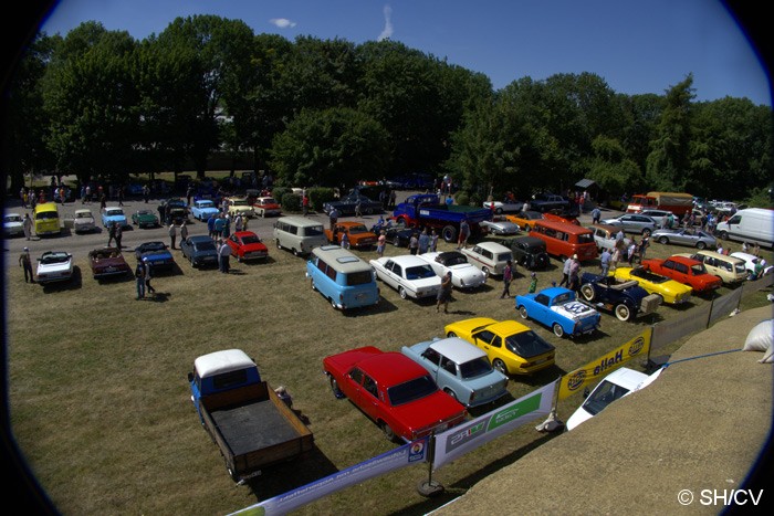 Bild: Eintreffen der Teilnehmer und Ausstellungsfahrzeuge auf dem Zörbiger Schloßparkplatz am Samstag-Vormittag.