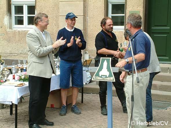 Bild: Die Sieger aber auch die Pechvögel stehen fest: Hans-Peter Lohmann und Bürgermeister Rolf Sonnenberger gratulieren die Sieger oder trösten die Pechvögel des Wochenendes mit Preisen und Pokalen.