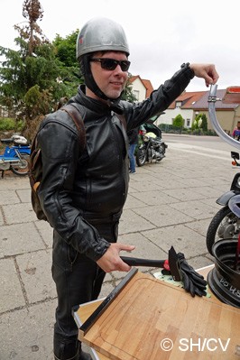 Bild: Sonderprüfung Erbsenschlagmaschine: Die durch ein Schlauch rollende Erbse musste auf dem Schlagbrett mit dem Hammer getroffen werden.