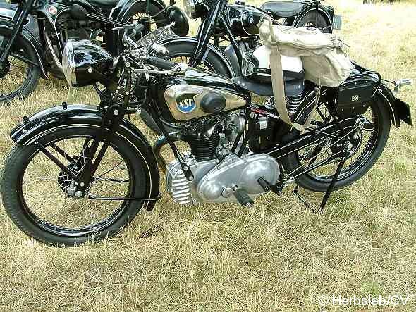 Bild: Auftakt zur 6. Curbici Veterano: Auf dem Zörbiger Schloßgelände treffen sich die Teilnehmer und stellen ihre schmuck hergerichteten Oldtimerfahrzeuge aus.